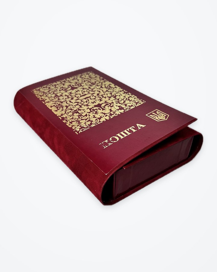 “Post” folder with gold ornamentation